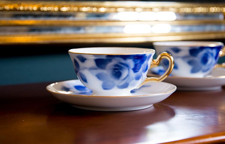 ∇花∇【大倉陶園/OKURA】 白磁金彩色蒔(空色)の愛らしいカップ